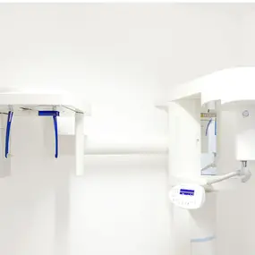 Modernes digitales Röntgengerät in einer Zahnarztpraxis für präzise Diagnostik.